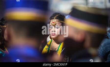 Kathmandu, Bagmati, Nepal. 22nd Jan, 2023. Una donna della comunità Tamang in abbigliamento tradizionale partecipa alla celebrazione del festival Sonam Lhosar per accogliere il nuovo anno di gatto a Kathmandu, Nepal, il 22 gennaio 2023. (Credit Image: © Sunil Sharma/ZUMA Press Wire) SOLO PER USO EDITORIALE! Non per USO commerciale! Credit: ZUMA Press, Inc./Alamy Live News Foto Stock