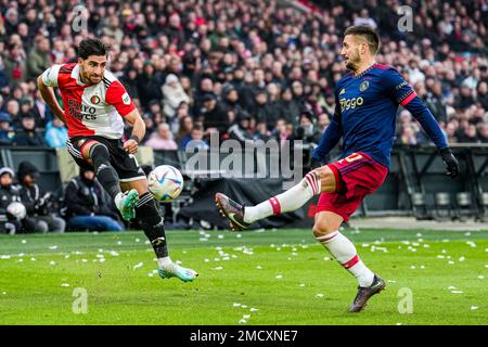 Rotterdam - Alireza Jahanbakhsh di Feyenoord, Dusan Tadic di Ajax durante la partita tra Feyenoord e Ajax allo Stadion Feijenoord De Kuip il 22 gennaio 2023 a Rotterdam, Paesi Bassi. (Da Box a Box Pictures/Tom Bode) Foto Stock