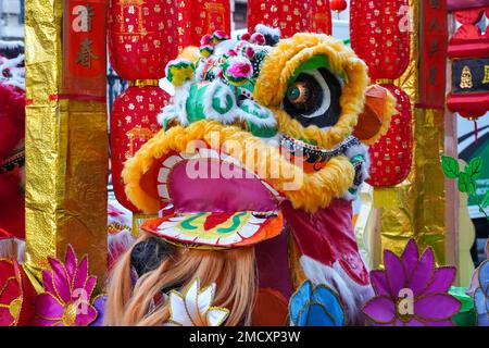 Londra, Regno Unito. 22nd Jan, 2023. Londra Chinatown celebra il Capodanno lunare 2023, anno del coniglio. Credit: Marcin Rogozinski/Alamy Live News Foto Stock