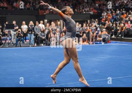 Corvallis, Stati Uniti. 21st Jan, 2023. Ariana Young della Oregon state University è legato al secondo concorso di allenamento al piano con un punteggio di 9,875 al Beaver Quad della Oregon state University che si riunisce al Gill Coliseum di Corvallis, Oregon, il 21 gennaio 2023 (foto di Jeff Wong/Sipa USA). Credit: Sipa USA/Alamy Live News Foto Stock