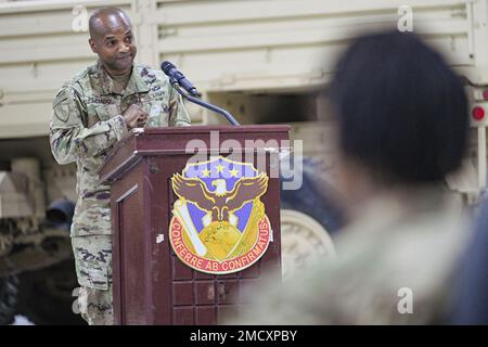 Il Lt. Col. Shawn Peynado, Theater Contracting Center – Comandante sudoccidentale dell'Asia, elogia l'esecuzione del Lt. Col. Latasha Watson, Comandante uscente. “Vorrei anche dedicare un momento a rendere omaggio e ringraziare il Lt. Col. Watson, la cui leadership e dedizione a questo centro appaltante per l’anno passato non saranno dimenticate. Tasha è un vero professionista che avrà successo nei suoi sforzi futuri. Grazie per avermi permesso di ereditare un'organizzazione di successo", ha affermato Peynado durante la cerimonia di cambio di comando a Camp Arifjan, Kuwait, il 11 luglio 2022 Foto Stock