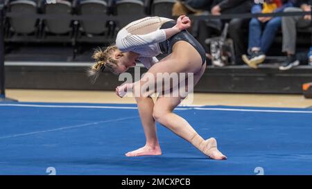 Corvallis, Stati Uniti. 21st Jan, 2023. Jessica Hutchinson dell'Università di Denver è legato per il secondo esercizio al piano con un punteggio di 9,875 all'Oregon state University Beaver Quad Meet in Gill Coliseum di Corvallis, Oregon, il 21 gennaio 2023 (foto di Jeff Wong/Sipa USA). Credit: Sipa USA/Alamy Live News Foto Stock