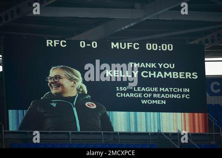 Reading, Regno Unito. 22nd Jan, 2023. Reading, Inghilterra, gennaio 22nd 2023: Il Reading Manager Kelly Chambers è onorato per la sua partita del 150th come manager di Reading prima della partita di calcio della Barclays fa Womens Super League tra Reading e Manchester United allo stadio Select Car Leasing di Reading, Inghilterra. (James Whitehead/SPP) Credit: SPP Sport Press Photo. /Alamy Live News Foto Stock
