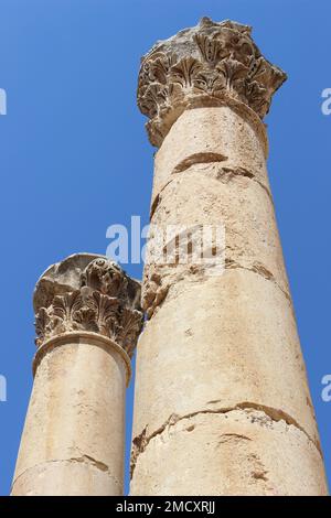 Colonne nell'antica città romana di Jerash, Giordania Foto Stock