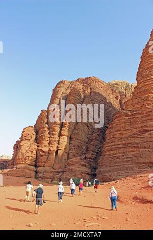 Turisti che si avvicinano Khazali Canyon in Wadi Rum - il sito di petroglifi Nabatean Foto Stock