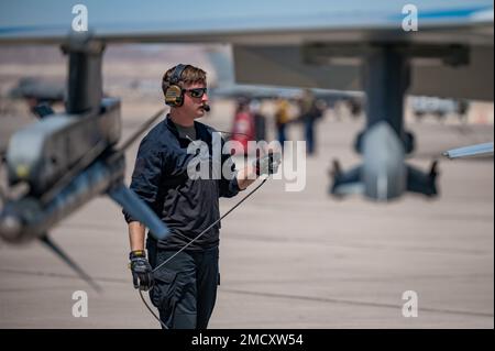 Il Senior Airman Nathaniel Schilling, capo equipaggio dedicato allo Squadrone di manutenzione degli aeromobili 926th, lancia un Falcon combattente F-16 assegnato allo Squadrone Aggressor 64th per la bandiera rossa 22-3 alla base dell'aeronautica militare di Nellis, Nevada, 11 luglio 2022. Durante RF-N 22-3, la nazione aggressiva perfeziona la replica delle minacce, applica funzionalità avanzate di minacce e jamming e aumenta le capacità di minaccia per massimizzare la formazione in ambienti non permissivi. Foto Stock