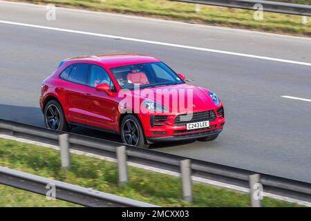 2019 Red PORSCHE MACAN S, V6 PDK Auto Start/Stop semi-automatico a 2995cc 7 marce Foto Stock