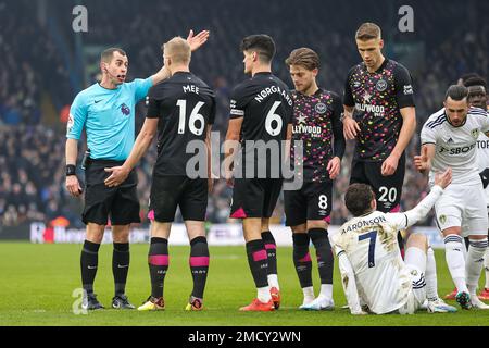 L'arbitro Peter Banks dà un calcio di punizione sul bordo della zona durante la partita della Premier League Leeds United vs Brentford a Elland Road, Leeds, Regno Unito, 22nd gennaio 2023 (Foto di Mark Cosgrove/News Images) Foto Stock