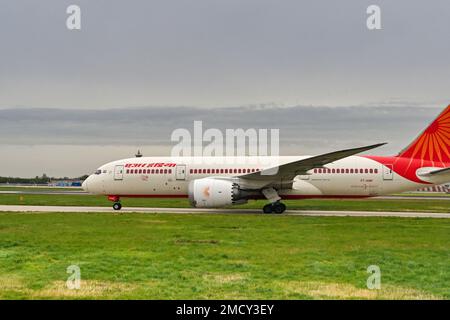 Londra, Inghilterra - Aprile 2022: Boeing 787 Dreamliner (registrazione VT-ANM) gestito da Air India tassando per il decollo Foto Stock