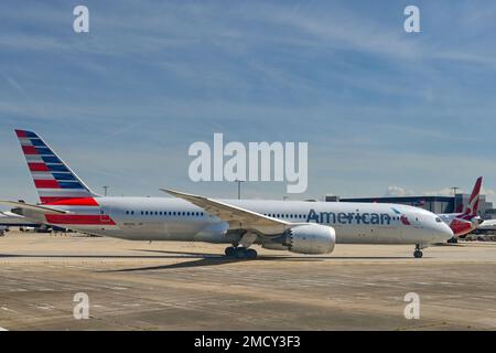 Londra, Inghilterra - Aprile 2022: Boeing 787 Dreamliner (registrazione N820AL) gestito da American Airlines tassando per il decollo Foto Stock