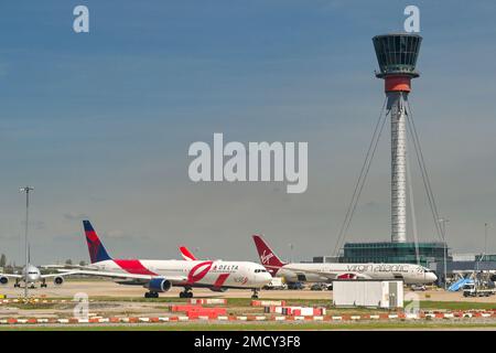 Londra, Inghilterra - Aprile 2022: Boeing 777 di Delta Air Lines e un Boeing 787 di Virgin Atlantic Airways tassano per il decollo all'aeroporto di Heathrow. Foto Stock