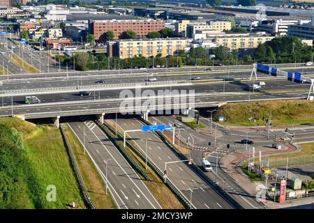 Amsterdam, Paesi Bassi - Agosto 2022: Veduta aerea di un incrocio autostradale alla periferia della città. Foto Stock