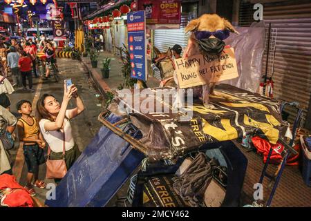 Manila, Filippine. 22nd Jan, 2023. Una donna scatta una foto di cani che indossano occhiali da sole durante la celebrazione del Capodanno lunare del coniglio. La gente celebra nuovamente il tradizionale Capodanno lunare a Chinatown a Manila dopo un periodo di due anni di pausa a causa della pandemia del Covid-19. (Foto di Earvin Perias/SOPA Images/Sipa USA) Credit: Sipa USA/Alamy Live News Foto Stock