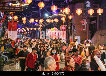 Manila, Filippine. 22nd Jan, 2023. I festeggiatori si affollano lungo Chinatown a Manila durante la celebrazione del Capodanno lunare del coniglio. La gente celebra nuovamente il tradizionale Capodanno lunare a Chinatown a Manila dopo un periodo di due anni di pausa a causa della pandemia del Covid-19. (Foto di Earvin Perias/SOPA Images/Sipa USA) Credit: Sipa USA/Alamy Live News Foto Stock