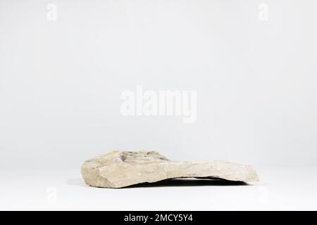 Piedistallo da podio in pietra di sabbia naturale isolato su sfondo bianco con ombre dure. Scena di presentazione del prodotto cosmetico vuota minima. Geometri Foto Stock