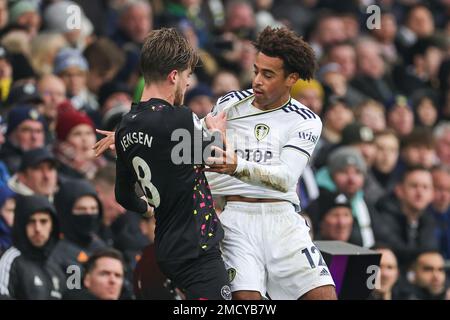 Tyler Adams #12 di Leeds United e Mathias Jensen #8 di Brentford durante la partita della Premier League Leeds United vs Brentford a Elland Road, Leeds, Regno Unito, 22nd gennaio 2023 (Foto di Mark Cosgrove/News Images) Foto Stock