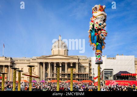 Londra, Regno Unito. 22nd Jan, 2023. La Danza dei leoni è eseguita dai fratelli Chen ad una grande folla in Trafalgar Square. Gli artisti partecipano al Festival di Primavera del Capodanno cinese in costumi colorati per le folle di Trafalgar Square. Il vivace festival torna per la prima volta per le strade di Soho e Chinatown dal 2019 a grandezza naturale ed è la più grande celebrazione del Capodanno cinese lunare fuori dalla Cina. 2023 è l'anno del coniglio. Credit: Imageplotter/Alamy Live News Foto Stock