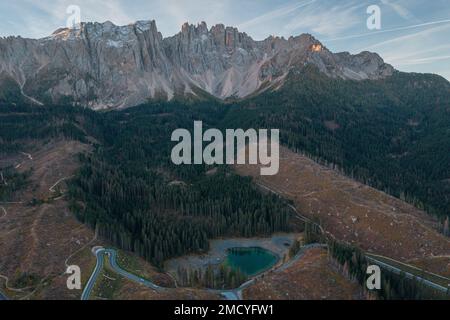 Paesaggi dolomitici, vista aerea sul Lago di Carezza nelle Alpi dolomitiche Foto Stock