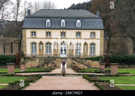 Echternach, Lussemburgo - Januari 1, 2023: Paesaggio urbano di Echternach ingresso all'Abbazia di Willibrordus zona direttamente dal parcheggio nella città più antica del Lussemburgo. Vicino a Mullerthal. Foto Stock