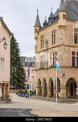 Echternach, Lussemburgo - Januari 1, 2023: Paesaggio urbano di Echternach con Palazzo di Giustizia a Place du Marche, nella città più antica del Lussemburgo. Vicino a Mullerthal. Foto Stock