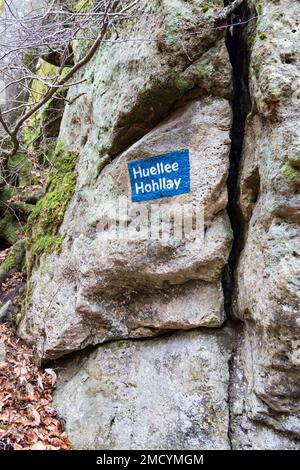 Mullerthal, Lussemburgo - Januari 1, 2023: Giro turistico del fiume Mullerthal sicuro anche chiamato litte Switserland a roccia e grot Breechkaul nel Lussemburgo orientale vicino Echternach e il borghese della Germania Foto Stock