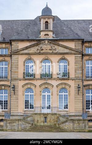 Echternach, Lussemburgo - Januari 1, 2023: Paesaggio urbano di Echternach ingresso all'Abbazia di Willibrordus zona direttamente dal parcheggio nella città più antica del Lussemburgo. Vicino a Mullerthal. Foto Stock