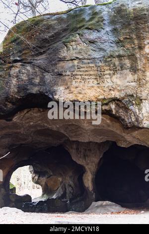 Mullerthal, Lussemburgo - Januari 1, 2023: Giro turistico del fiume Mullerthal sicuro anche chiamato litte Switserland a roccia e grot Breechkaul nel Lussemburgo orientale vicino Echternach e il borghese della Germania Foto Stock