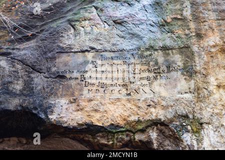 Mullerthal, Lussemburgo - Januari 1, 2023: Giro turistico del fiume Mullerthal sicuro anche chiamato litte Switserland a roccia e grot Breechkaul nel Lussemburgo orientale vicino Echternach e il borghese della Germania Foto Stock