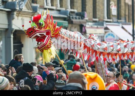 Londra, Regno Unito. 22 gennaio 2023. Ballerini del drago nella parata, parte della più grande celebrazione al di fuori dell'Asia per il Festival di primavera, il Capodanno cinese e lunare del coniglio. Decine di migliaia di persone assistono ai festeggiamenti, che ritornano dopo la pandemia, con la popolare parata, le danze di leoni e draghi intorno a Chinatown e gli spettacoli teatrali a Trafalgar Square. Credit: Stephen Chung / Alamy Live News Foto Stock