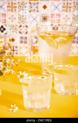 Limonata estiva di camomilla e limone e agrumi. Rinfrescante bevanda fredda biologica alle erbe Foto Stock