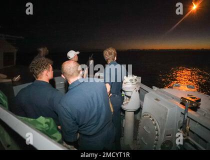 MARE DELLE FILIPPINE (11 luglio 2022) Lt. j.g. Benjamin Severson lancia un flare di prova dal cacciatorpediniere missilistico guidato di classe Arleigh Burke USS Benfold (DDG 65). Benfold viene assegnato al Comandante, Task Force (CTF) 71/Destroyer Squadron (DESRON) 15, il più grande DESRON della Marina e la principale forza di superficie della flotta statunitense 7th. Foto Stock