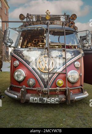 Vista frontale di un camper Volkswagen personalizzato al festival Lincoln Steampunk. Foto Stock