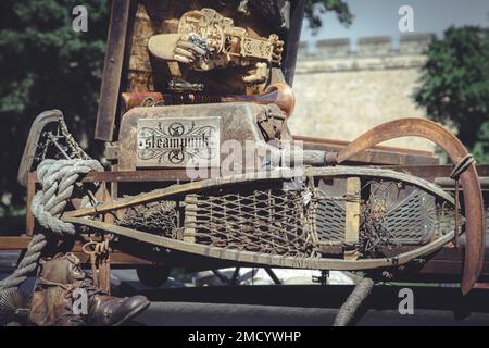 Particolare di alcuni gadget steampunk e accessori da viaggio imballati su un portapacchi per veicoli. Concetto di viaggio, avventura o esplorazione. Foto Stock