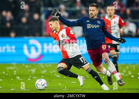 Rotterdam - Sebastian Szymanski di Feyenoord, Dusan Tadic di Ajax durante la partita tra Feyenoord e Ajax allo Stadion Feijenoord De Kuip il 22 gennaio 2023 a Rotterdam, Paesi Bassi. (Da Box a Box Pictures/Tom Bode) Foto Stock