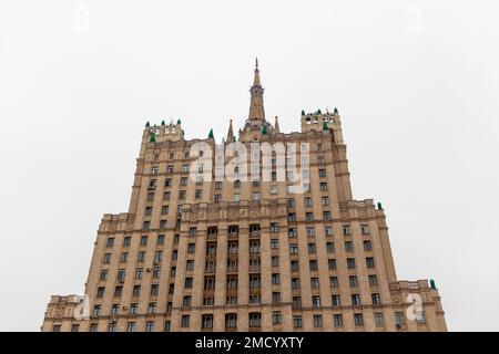 29.11.2022. Mosca Russia. Edificio residenziale in Piazza Kudrinskaya a Mosca. Grattacieli di Stalin. Edifici cittadini, edifici residenziali e strade Foto Stock