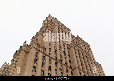 29.11.2022. Mosca Russia. Edificio residenziale in Piazza Kudrinskaya a Mosca. Grattacieli di Stalin. Edifici cittadini, edifici residenziali e strade Foto Stock