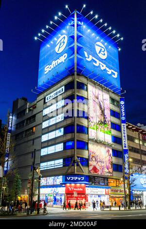 okyo, Akihabara. Edificio e negozio Softmap Tokyo Akiba a otto piani. Esterno dell'edificio con enorme scatola con logo a cinque piani sulla sommità. Illuminato, di notte Foto Stock