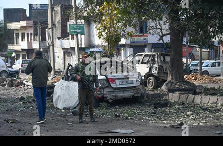 Jammu e Kashmir, India. 21st Jan, 2023. Le forze di sicurezza indiane sono in guardia nei pressi del veicolo danneggiato dopo le gemelle a Narwal, Jammu e Kashmir India il 21 gennaio 2023. L'area Narwal a Jammu è stata colpita da due blasti il sabato che si sono verificati in un intervallo di 20 minuti ferendo sei persone. (Foto di SAJAD HAMEED/INA PHOTO AGENCY/SIPA USA) Credit: Sipa USA/Alamy Live News Foto Stock