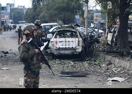 Jammu e Kashmir, India. 21st Jan, 2023. Le forze di sicurezza indiane sono in guardia nei pressi del veicolo danneggiato dopo le gemelle a Narwal, Jammu e Kashmir India il 21 gennaio 2023. L'area Narwal a Jammu è stata colpita da due blasti il sabato che si sono verificati in un intervallo di 20 minuti ferendo sei persone. (Foto di SAJAD HAMEED/INA PHOTO AGENCY/SIPA USA) Credit: Sipa USA/Alamy Live News Foto Stock