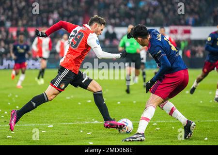 Rotterdam - Santiago Gimenez di Feyenoord, Edson Alvarez di Ajax durante la partita tra Feyenoord e Ajax allo Stadion Feijenoord De Kuip il 22 gennaio 2023 a Rotterdam, Paesi Bassi. (Da Box a Box Pictures/Yannick Verhoeven) Foto Stock