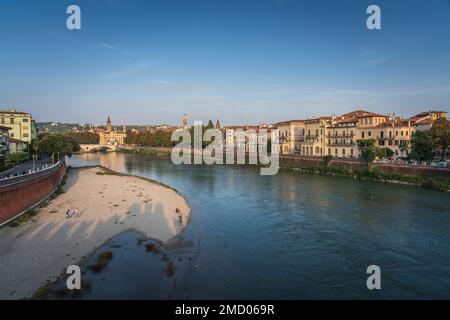 Il paesaggio urbano di Verona, il fiume Adige e la città vecchia di Verona Foto Stock