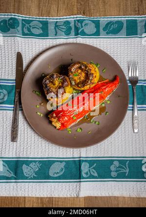 Gemista tradizionale greca, peperoni ripieni con carne e riso Foto Stock