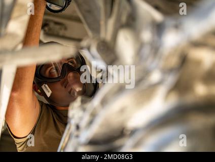 Airman 1st Class Reagan Rouse, capo equipaggio della linea di volo con il 172nd Maintenance Group, ispeziona il carrello di atterraggio del naso di un C-17 Globemaster III presso la Air Station Barber’s Point, Hawaii, 11 luglio 2022. I membri del 183rd Airlift Squadron, del 172nd Maintenance Group e della 186th Air Refueling Wing sono tornati di recente dalle Hawaii dopo aver partecipato a un training che ha dato prova delle competenze necessarie per mantenere la missione globale della 172nd Airlift Wing in funzione senza intoppi. STATI UNITI Air National Guard foto di staff Sgt. Jared Bounds. Foto Stock