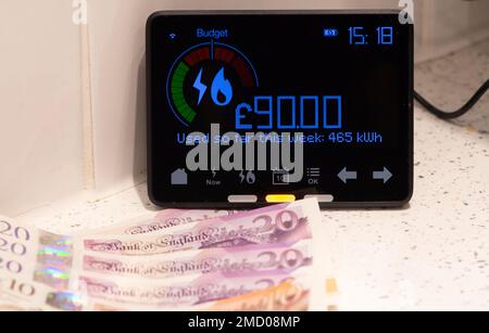 Slough, Berkshire, Regno Unito. 22nd gennaio 2023. Uno Smart Meter domestico che mostra i costi di $£90 per il doppio combustibile in una settimana. Il recente clima freddo e la necessità di mantenere il caldo stanno aggravando ulteriormente i costi del gas e dell'elettricità per i proprietari di case. Credit: Maureen McLean/Alamy Live News Foto Stock