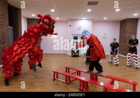 I membri della World Eagle Claw Association UK Lion Dance Team provano davanti alle celebrazioni del Capodanno cinese nella loro sala della comunità locale, in Inghilterra. Foto Stock