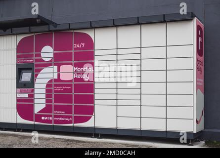 Loriol sur Drome, Francia - 14 gennaio 2023: Armadietti Mondial Relay. Scatola di ritiro un posto sulla strada per inviare e ricevere pacchi da soli. Relè mondial Foto Stock