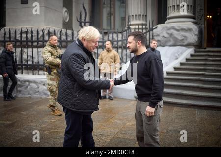 Kiev, Ucraina. 22nd Jan, 2023. Il presidente ucraino Volodymyr Zelenskyy, a destra, dà il benvenuto all'ex primo ministro britannico Boris Johnson nell'edificio dell'amministrazione presidenziale, 22 gennaio 2023 a Kiev, Ucraina. Credit: Ukraine Presidency/Ukraine Presidency/Alamy Live News Foto Stock