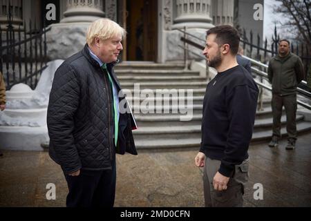 Kiev, Ucraina. 22nd Jan, 2023. Il presidente ucraino Volodymyr Zelenskyy, a destra, dà il benvenuto all'ex primo ministro britannico Boris Johnson nell'edificio dell'amministrazione presidenziale, 22 gennaio 2023 a Kiev, Ucraina. Credit: Ukraine Presidency/Ukraine Presidency/Alamy Live News Foto Stock