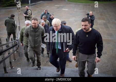 Kiev, Ucraina. 22nd Jan, 2023. Il presidente ucraino Volodymyr Zelenskyy, a destra, accompagna l'ex primo ministro britannico Boris Johnson al palazzo dell'amministrazione presidenziale, 22 gennaio 2023 a Kiev, Ucraina. Credit: Ukraine Presidency/Ukraine Presidency/Alamy Live News Foto Stock