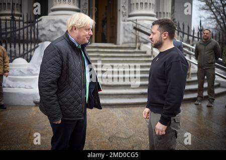 Kiev, Ucraina. 22nd Jan, 2023. Il presidente ucraino Volodymyr Zelenskyy, a destra, dà il benvenuto all'ex primo ministro britannico Boris Johnson nell'edificio dell'amministrazione presidenziale, 22 gennaio 2023 a Kiev, Ucraina. Credit: Ukraine Presidency/Ukraine Presidency/Alamy Live News Foto Stock